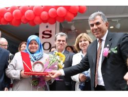 Dört Çocuk Okutan Yılın Annesine Bulaşık Makinesi Hediye Edildi