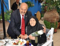 Mudanya'da 65 Yaş Üstü Anneler Kahvaltıda Buluştu