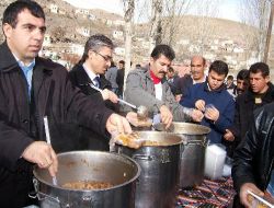 Niğde Ufuk Memurlar Derneği, 750 Kişiye Aşure Dağıttı