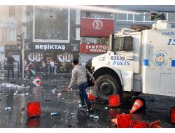 Beşiktaşlılar Başbakan'ın Ofisine Saldırıyor