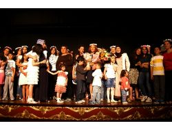 Minikler Anneler İçin Tiyatro Oynadı