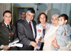 Jandarma Komutanı'ndan Annelere Karanfil