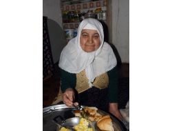 Torunlarına Hem Annelik Hem Babalık Yapıyor