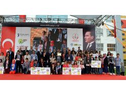 Öğrencisi, Öğretmeni Ve İşadamı Kitap Okumanın Keyfini Birlikte Yaşadı