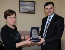 Yurttan Aldığı Otistik Çocuğa 6 Yıldır Bakan Hülya Demir Yılın Annesi Seçildi