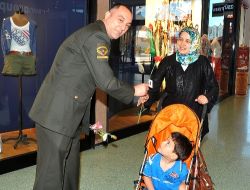 Jandarma, Annelere Çiçek Dağıttı