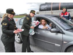 Jandarmadan Trafikteki Annelere 'Anneler Günü” Sürprizi