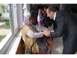 Öğretmen Ve Öğrenciler Huzurevindeki Anneleri Unutmadı