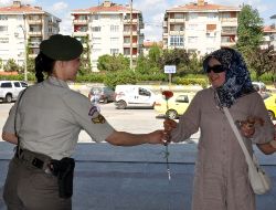 Jandarma Annelere Karanfil Dağıttı