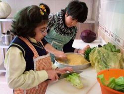 Engelli Çocuklar Annelerine Yemek Pişirmeye Başladı