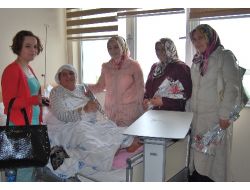 Ak Parti’li Kadın Kolları Tedavi Gören Annelerin Anneler Gününü Kutladı