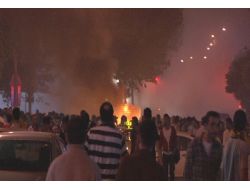 Göztepe Taraftarı Kulüp Binasını Basınca Polis Müdahale Etti