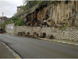 Bitlis’te Göçük: Dev Kayalar Yola Yuvarlandı