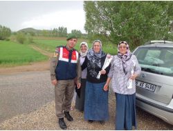 Jandarmadan Annelere Karanfil Ve Çiçek