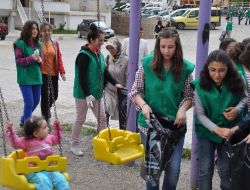Öğrenciler, Çevre Bilinci Oluşturmak İçin Mahalleleri Temizliyor