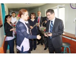 Fırat Üniversitesi Hastanesi Hemşirelerine Gül Dağıtıldı