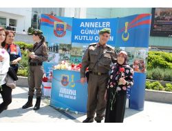 Jandarmadan Annelere Çiçekli Kutlama