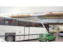 Köprü Altında Sıkışan Otobüs, Güçlükle Çıkarıldı