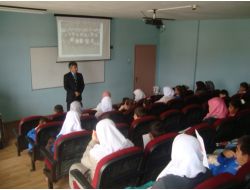 Çitgöl İlköğretim Okulu'nda Aileler Çocuklarıyla Birlikte Film Seyrediyor