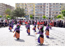 Hünerlerini Fakir Öğrencilere Burs Vermek İçin Gösterdiler