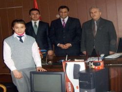 Vali Cerrah, Bir Öğrencinin Mektupla İstediği Bilgisayar Hayalini Gerçekleştirdi