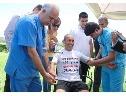 64 Yaşındaki İş Adamı Yarım Saatte 400 Şınav Çekti 50 Öğrenciye Burs Kazandırdı