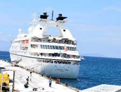 Sezonun İlk Kruvaziyer Gemisi Çeşme’ye Yanaştı