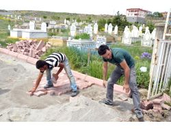 Kocasinan Belediyesi Mezarlıklarda Çevre Düzenlemesi Yapıyor