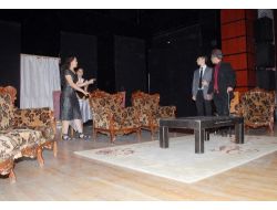 Türkmenistan Tiyatro Ekibi Sahne Aldı