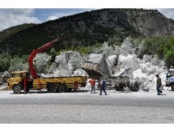 Kamyonla Yamaca Çarpan Sürücü Hayatını Kaybetti