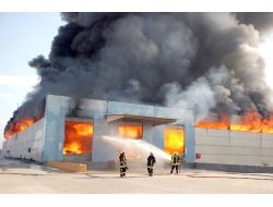 TORBALI'DA YATAK FABRİKASI YANDI