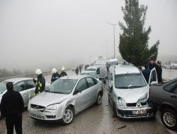 Yoğun Sis Zincirleme Kazaya Sebep Oldu: Yaklaşık 30 Araç Birbirine Girdi