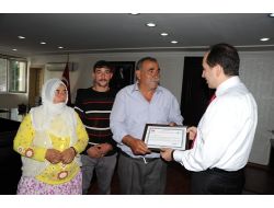 Vali, Bulduğu Bileziği Sahibine Veren Hurdacıya Teşekkür Belgesi Verdi