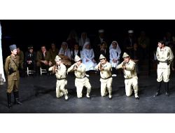 Tiyatro Festivalinde Savaşı Anlatan Tarihi Oyun Gazileri Duygulandırdı