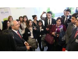 Kılıçdaroğlu Brüksel'de Türkiye'den Gelen Öğrencilerle Sohbet Etti