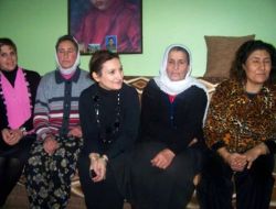 Tunceli Valisi Taşkesen'in Eşi İhtiyaç Sahibi Aileleri Ziyaret Ederek Sevindiriyor
