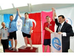 Down Sendromlu Yüzücüler Kıyasıya Yarıştı