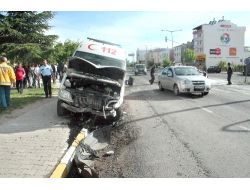 Ambulans Otomobile Çarptı: 4 Yaralı