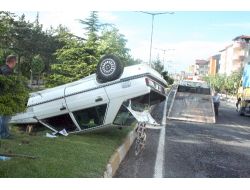 Otomobil Refüje Devrildi: 1 Yaralı