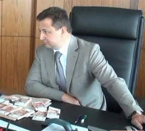 Rüşvet alırken yakalandı!!