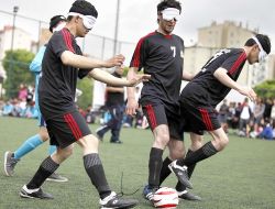 Görme Engelliler, Gözü Bağlı Görenlerle Futbol Oynadı
