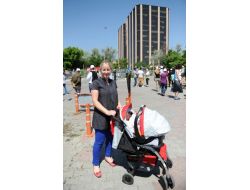 Bebeği İle 'Direnmeye' Geldi