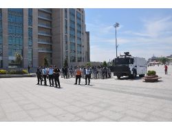 Adliye Önündeki Korsan Gösteriye Müdahale