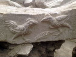 Denizli’de Bin 900 Yıllık Dövüşen İki Horoz Kabartması Bulundu