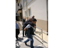 Yaşlı Adam Polisin Sırtında Cezaevine Gitti