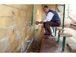 Caminin Musluklarını Çaldılar