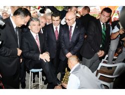 Cumhurbaşkanı Gül, Ayakkabısını Boyattı