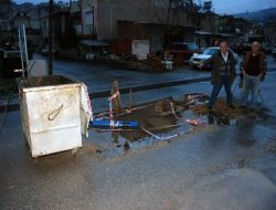 İzmir'de Yollar Köstebek Yuvasına Döndü