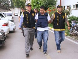 Kardeşini Öldüren Şahsı Taşıyan Polis Aracına El Bombası Atacaktı