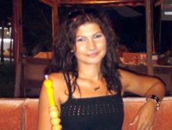 Genç Kadın Başı Ezilip Boğazı Kesilerek Öldürüldü